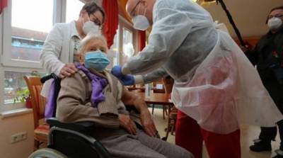 Эдит Квойцалла - В Германии досрочно стартовала вакцинация от коронавируса - ru.slovoidilo.ua - Украина - Германия
