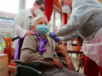 В Германии начали вакцинацию от COVID-19. Первой прививку сделали 101-летней женщине - gordonua.com - Германия