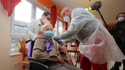 Эдит Квойцалла - В Германии начали вакцинацию от COVID-19: первой прививку получила 101-летняя женщина - bykvu.com - Украина - Германия - Хальберштадт