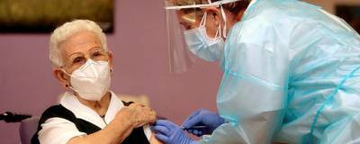В Испании первую вакцину от COVID-19 получила 96-летняя женщина - runews24.ru - Испания