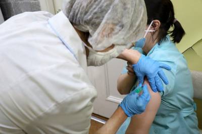 Интинские медики прошли первый этап вакцинации против коронавируса - komiinform.ru