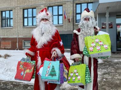 Волонтеры раздали детям рязанских врачей новогодние подарки - 7info.ru