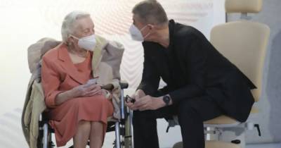 Андрей Бабиш - Премьер Чехии принял вакцину в прямом эфире вместе с 95-летней ветеранкой (ФОТО) - dsnews.ua - Прага - Чехия