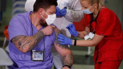 В Польше от COVID-19 первыми вакцинировали врачей, которые борются с пандемией - ru.espreso.tv - Польша - Варшава