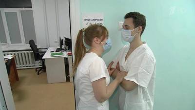 Врачи всем желают в Новом году здоровья и продолжают борьбу с коронавирусом в красных зонах - 1tv.ru - Россия