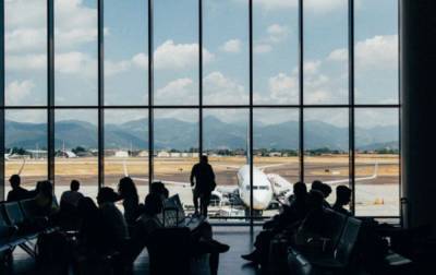 Сотни британских туристов тайком покинули отели в Швейцарии из-за карантина - rbc.ua - Англия - Швейцария - Юар