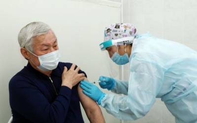 В Казахстане пожилой глава региона получил местную вакцину от коронавируса - eadaily.com - Казахстан