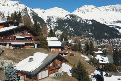 Сотни британцев сбежали с карантина на швейцарском горнолыжном курорте - mk.ru - Англия - Швейцария