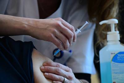 Израильтянин умер от сердечного приступа спустя пару часов после вакцинации - lenta.ru - Израиль