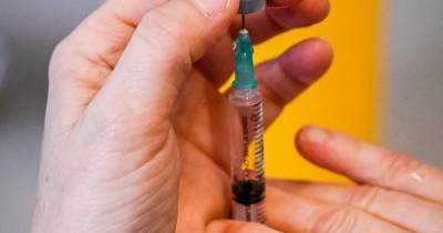 Пожилой израильтянин умер после вакцинации от коронавируса Pfizer - ren.tv
