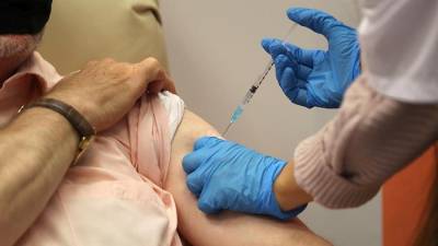 Пожилой житель Израиля умер после вакцинации от коронавируса - iz.ru - Израиль