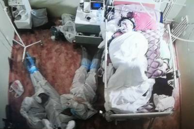 Студенты-медики уснули на полу, продежурив ночь у кровати тяжелобольного пациента - spb.mk.ru - Россия
