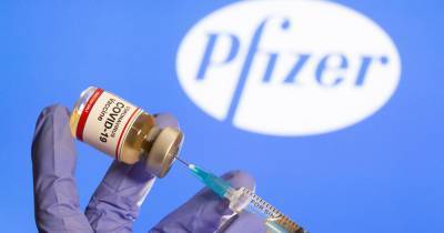 Восемь человек в ФРГ случайно получили 5-кратную дозу вакцины Pfizer - ren.tv - Германия - Штральзунд