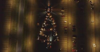 Калининградские автомобилисты выстроили из машин новогоднюю ёлку (видео) - klops.ru - Калининград