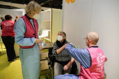 В Германии восьмерым сотрудникам дома престарелых по ошибке вкололи пятикратную дозу вакцины от коронавируса - rtvi.com - Германия
