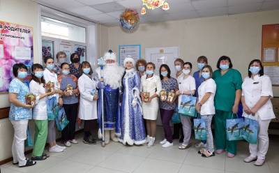 В Южно-Сахалинске пациентов и врачей областной больницы поздравили с Новым годом - sakhalin.info - Россия - Южно-Сахалинск