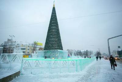 Половине жителей Екатеринбурга нравится елка, установленная на Площади 1905 года - znak.com - Екатеринбург