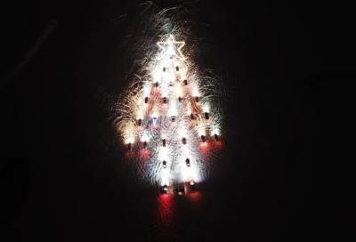 Новогодний флешмоб: автомобилисты из Выборга сделали елку из машин - online47.ru - Выборг