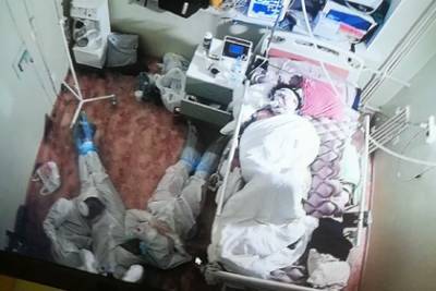 Фото уснувших на полу возле пациента с COVID-19 врачей растрогало россиян - lenta.ru - Россия - Ленобласть обл.