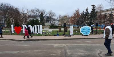 В Киеве установили арт-объект в виде медицинской маски - sharij.net - Украина - Киев
