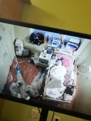Россиян растрогало фото уснувших на полу возле пациента с COVID-19 врачей - gazeta.a42.ru - Россия
