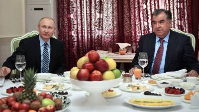 Владимир Путин - Эмомали Рахмон - Путин и президент Таджикистана поздравили друг друга с наступающим Новым годом - gazeta.ru - Россия - Таджикистан