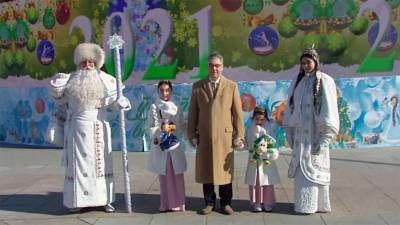 Гурбангулы Бердымухамедов - Бердымухамедов с внучками посетил елку, где за безналичный расчет купил сувениры (фото) - hronikatm.com