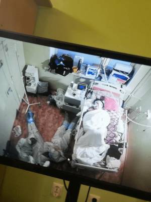 Фото спящих на полу возле пациента с COVID-19 врачей появилось в Сети - live24.ru - Россия - Ленобласть обл.