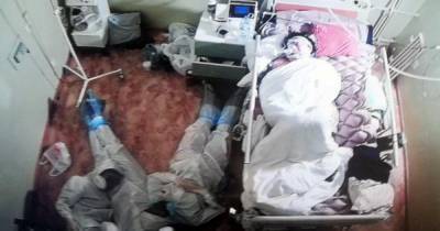 Медик рассказал о фото "спящих" на полу врачей возле пациентки с COVID - ren.tv - Ленобласть обл.