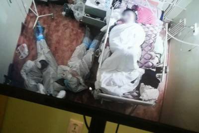 Один из "заснувших" у пациентки с COVID-19 врачей рассказал, как получилась фотография - m24.ru - Ленобласть обл.