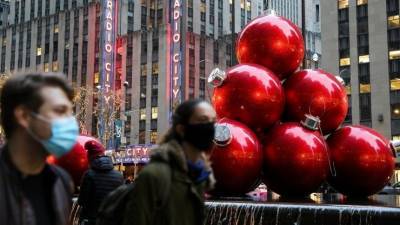 В Нью-Йорке уничтожили гигантскую пиньяту в виде неприличного жеста — видео - 5-tv.ru - Сша - Нью-Йорк - Нью-Йорк