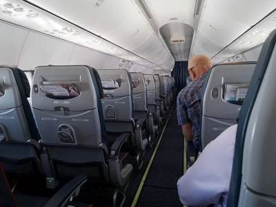 В Сети завирусилось видео, в котором пассажирка самолета портит прическу соседке, откинувшей волосы за спинку сиденья - rosbalt.ru