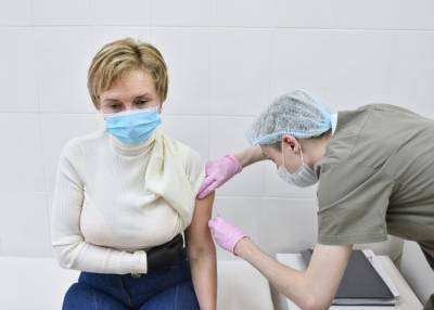 Названы симптомы, которые могут возникать после вакцинации от коронавируса - m24.ru