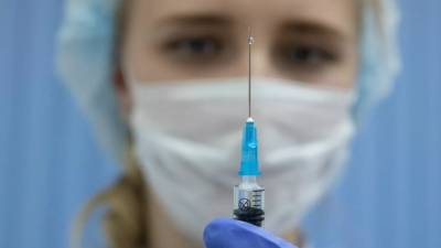 В Одинцове врачам начали делать прививки от коронавируса - russian.rt.com