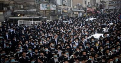 Никакой дистанции: сотни хасидов собрались на похоронах раввина, умершего от коронавируса, в Иерусалиме - focus.ua