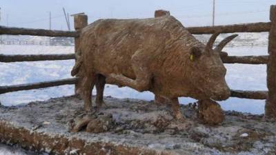 Михаил Боппосов - Пускает пар из ноздрей: якутский скульптор слепил из навоза быка – символ 2021 года - mir24.tv - Якутск