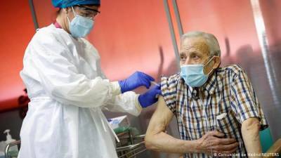 В Израиле скончался еще один пациент, привитый вакциной от COVID-19 - runews24.ru - Израиль