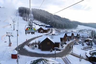 Украинцы съезжаются на местные горнолыжные курорты в то время, как европейские курорты закрыты из-за COVID-19 - bykvu.com - Франция - Украина - Киев