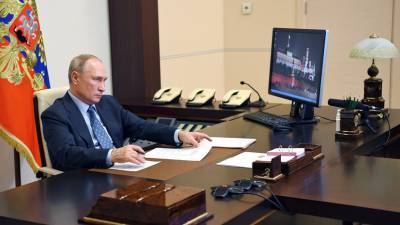Владимир Путин - Санкции за цензуру СМИ, иноагенты и номер 112: Путин подписал ряд законов - russian.rt.com - Россия