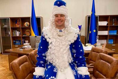 Денис Малюська - Украинский министр в костюме Деда Мороза подвел итоги года - lenta.ru - Украина