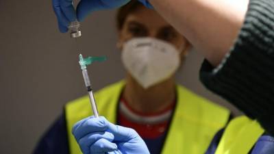 Россия - Лондон разрешил прививать вакцину AstraZeneca - ru.euronews.com - Франция - Испания - Лондон