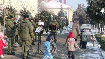 Российские военные музыканты в Таджикистане поздравили детей с Новым годом - iz.ru - Россия - Израиль - Таджикистан - Душанбе