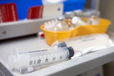 В США сотрудник медцентра испортил 500 доз вакцины от коронавируса - aif.ru - Сша - Usa - штат Висконсин - Милуоки