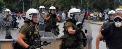В пригороде Афин из-за продления карантина вспыхнули протесты - runews24.ru