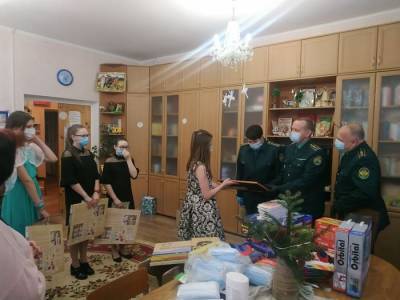 Смоленские таможенники поздравили детей из подшефного учреждения с Новым годом и Рождеством - rabochy-put.ru