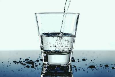 Люк Уильямсон - Мужчина чуть не умер, выпивая ежедневно по пять литров воды - aif.ru - Англия