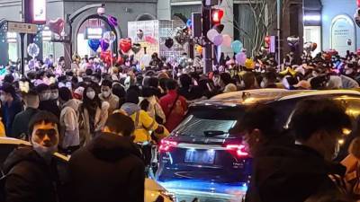 Жители "родины коронавируса" вышли на улицы встречать Новый год - nation-news.ru - Китай - Ухань
