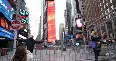 США встречают Новый год с двумя президентами, с закрытой Таймс-сквер в Нью-Йорке и дома онлайн - tsn.ua - Сша - Германия - Нью-Йорк - Нью-Йорк