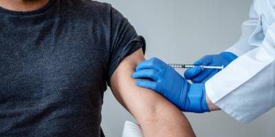 Крис Хопсон - Великобритания начнет вакцинацию от COVID-19 на следующей неделе - nv.ua - Украина - Англия