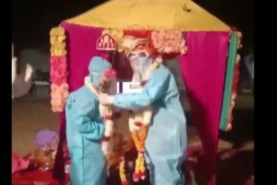 Невеста вышла замуж в защитном костюме из-за положительного теста на коронавирус - mk.ru - Индия